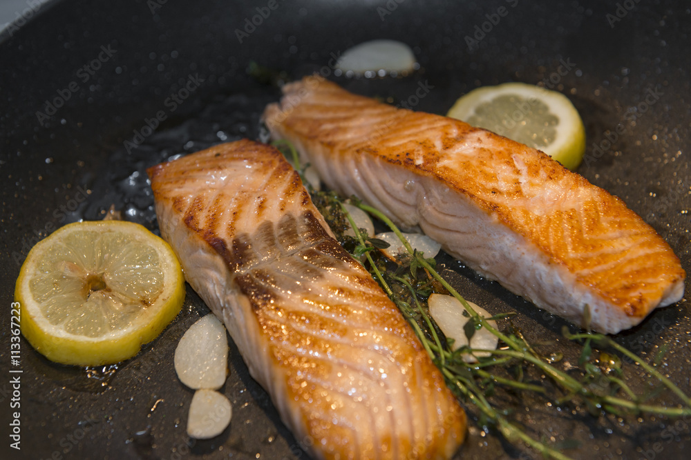 Lachsfilet in der Pfanne mit Thymian, Knoblauch und Zitrone Stock Photo Adobe Stock
