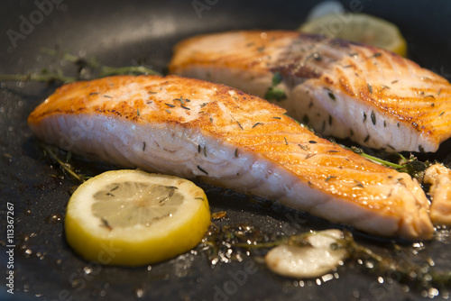 Lachsfilet in der Pfanne mit Thymian, Knoblauch und Zitrone