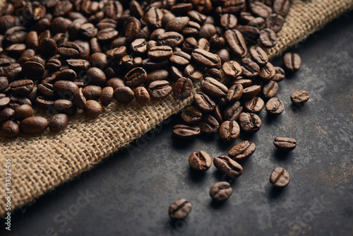 geröstete Arabica Kaffeebohnen auf rustikalen Untergrund