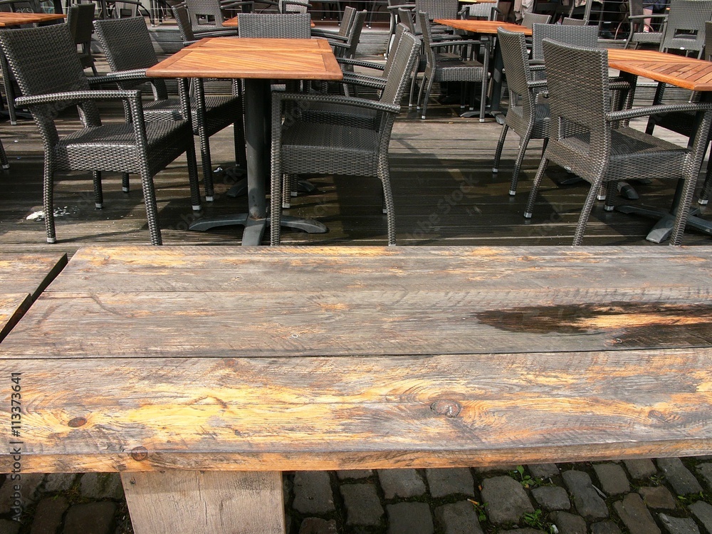 Alter Holztisch auf dem Kopfsteinpflaster am alten Hafen vor einem  Restaurant am Dortmund-Ems-Kanal in Münster in Westfalen im Münsterland  Stock Photo | Adobe Stock