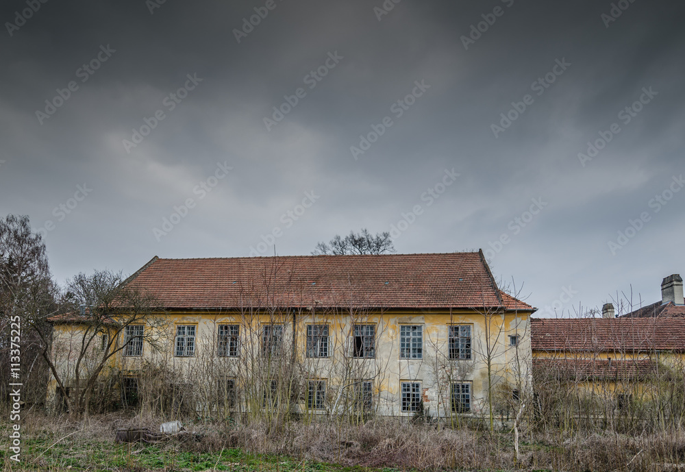 verlassene gebaeude einer fabrik verlassene gebaeude einer fabrik