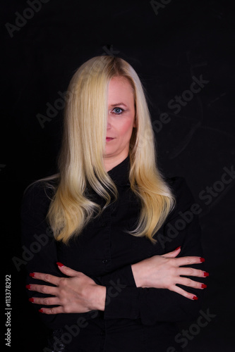 Langhaarige blonde Frau, mit Haarsträhne vor dem Auge 