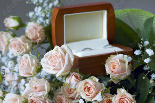 Wedding rings in the box/Wedding rings in the jewel box decorated with roses