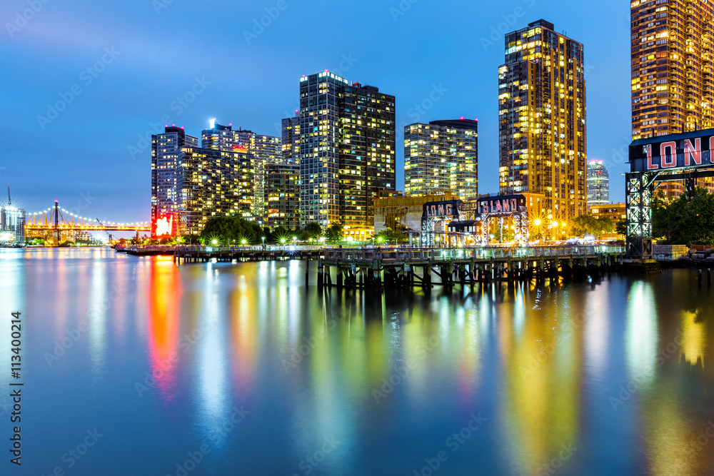 Fototapeta premium Long Island City Skyline o zmierzchu. LIC to najbardziej wysunięta na zachód dzielnica mieszkaniowo-handlowa nowojorskiej dzielnicy Queens
