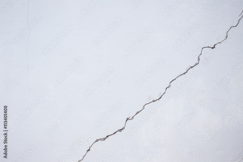 Naklejka premium Cracked line on white building wall