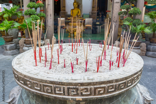 Slika na platnu Incense burner and Golden buddha statue in Wat Kalayanamitr Bangkok, Thailand