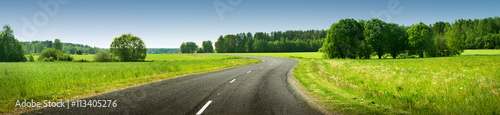 Photo asphalt road panorama in countryside on sunny summer day