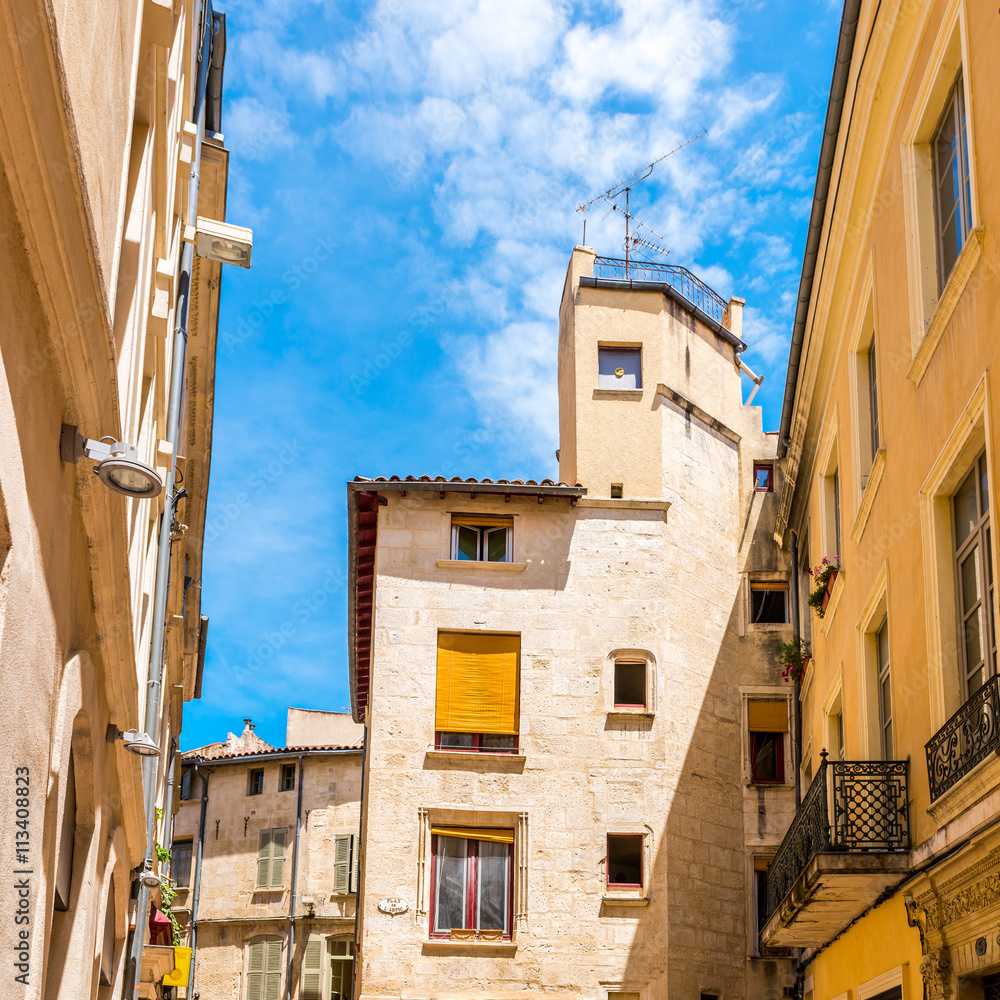 Rue et façades à Nîmes en Languedoc, Occitanie