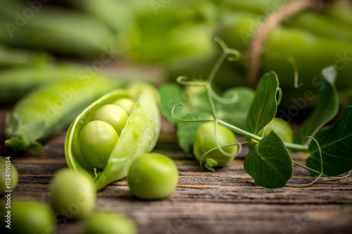 Obraz na plátně Hearthy fresh green peas