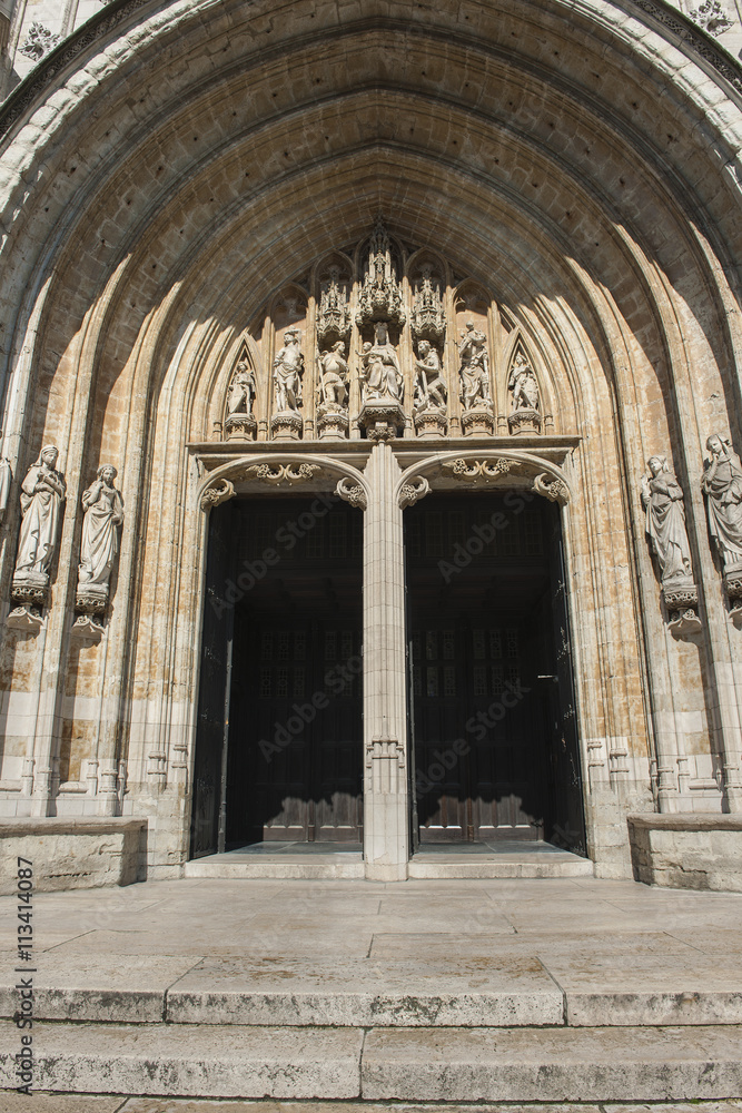 Eingangsportal der Kirche Eingangsportal der Kirche