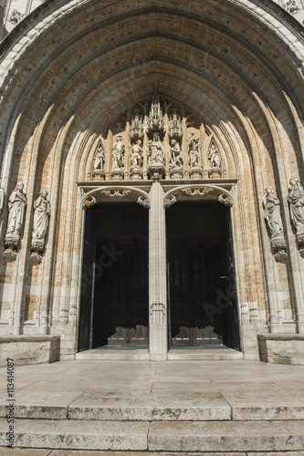 Eingangsportal der Kirche  Notre Dame du Sablon  in Br  ssel  Belgien