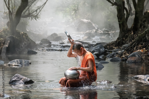 Bild auf Leinwand Monk take a bath