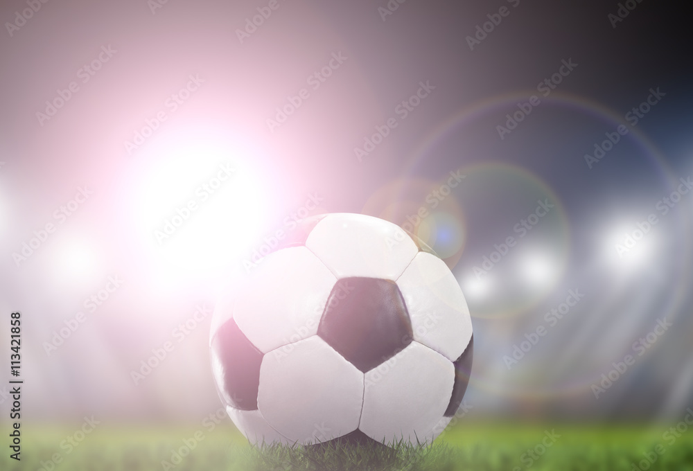Fototapeta premium Fußball im Gegenlicht