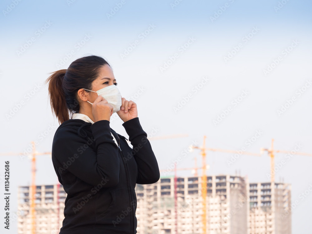 Plakat asian woman wearing face mask with construction background