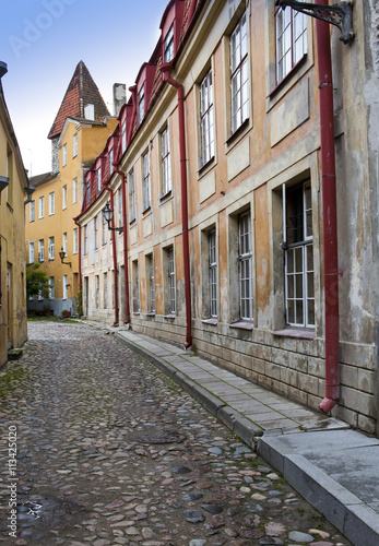 Fototapeta Naklejka Na Ścianę i Meble -  Old houses on the Old city streets. Tallinn. Estonia