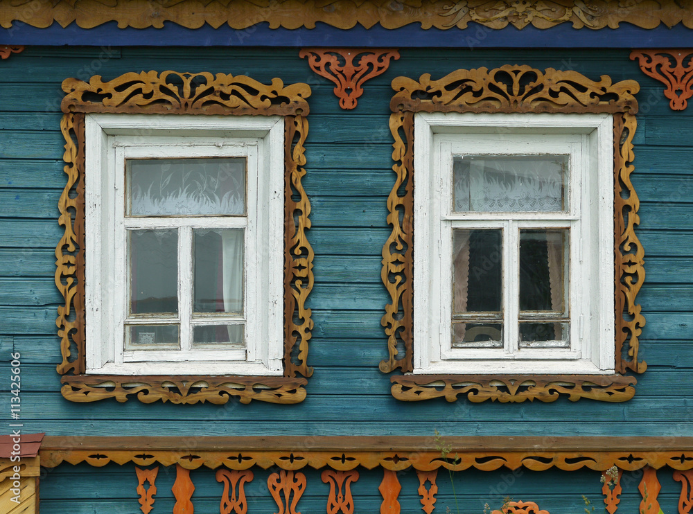 Fenster eines russischen Holzhauses