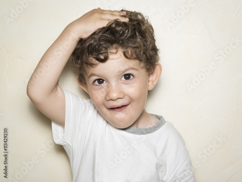 Niño con gesto alegre photo