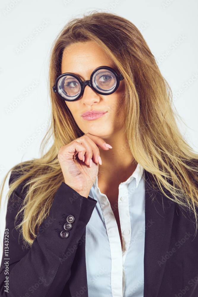 Junge Geschäftsfrau mit lustiger Brille