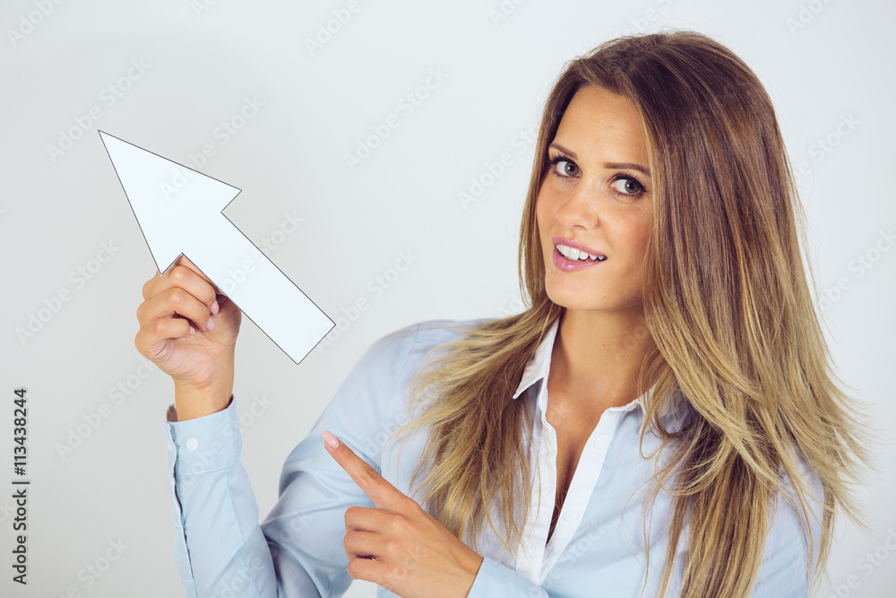 Junge Geschäftsfrau präsentiert Geschäftsentwicklung Positiv / negativ Junge Geschäftsfrau präsentiert Geschäftsentwicklung Positiv / negativ