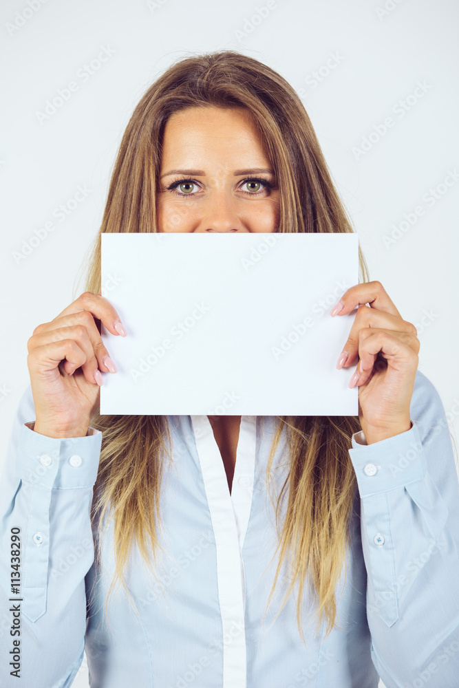 Junge Frau hält Zettel vor Gesicht / Freie Fläche für Emotionen Junge Frau hält Zettel vor Gesicht / Freie Fläche für Emotionen