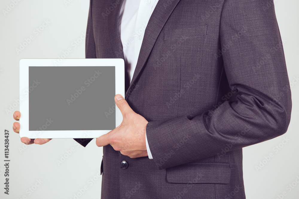 Junger Geschäftsmann hält Tablet Computer zur Präsentation Junger Geschäftsmann hält Tablet Computer zur Präsentation