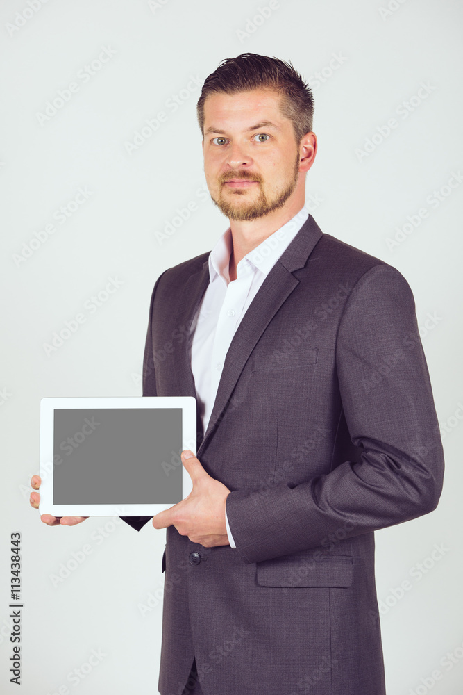 Junger Geschäftsmann hält Tablet Computer zur Präsentation Junger Geschäftsmann hält Tablet Computer zur Präsentation