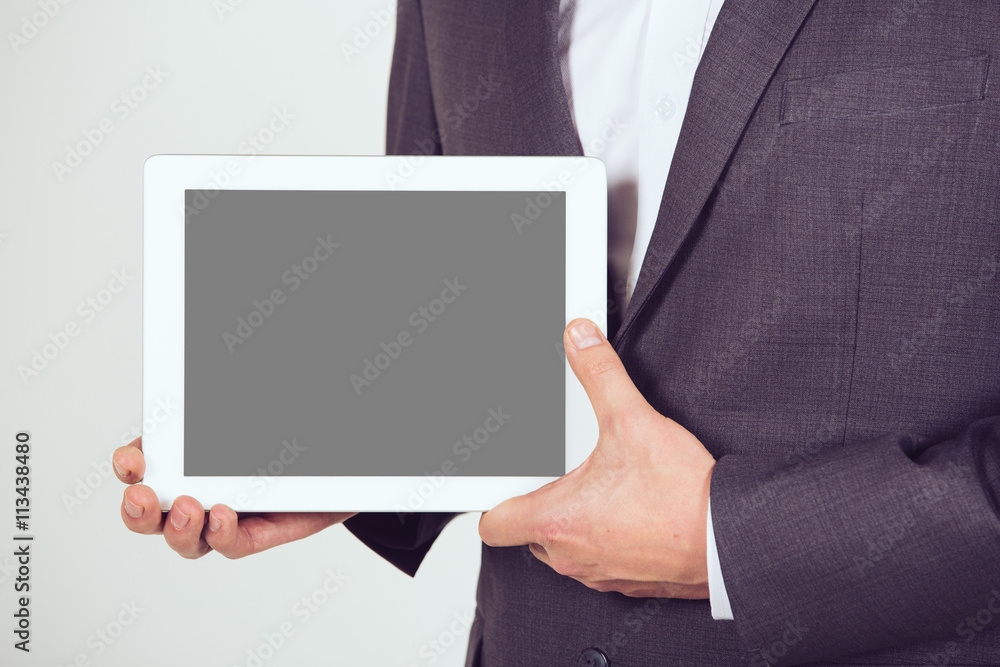 Junger Geschäftsmann hält Tablet Computer zur Präsentation Junger Geschäftsmann hält Tablet Computer zur Präsentation