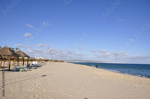 Menschenleerer Touristen-Strand in Yasmine Hamamet. Nur ein einh