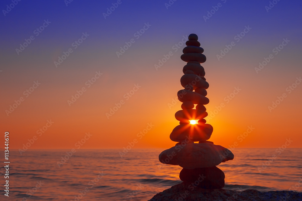 Obraz premium Concept of harmony and balance. Rock Zen at sunset.