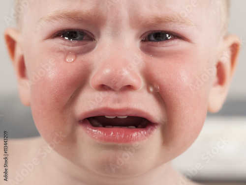 Fototapet baby crying tears