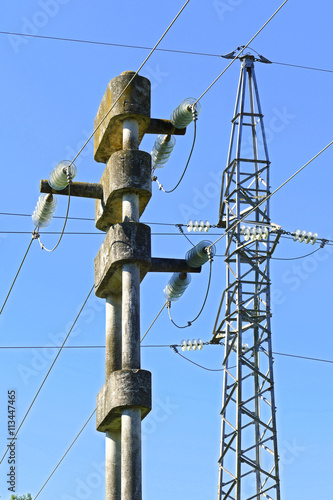 poste de electricidad con cable elctrico y en funcionamiento photo