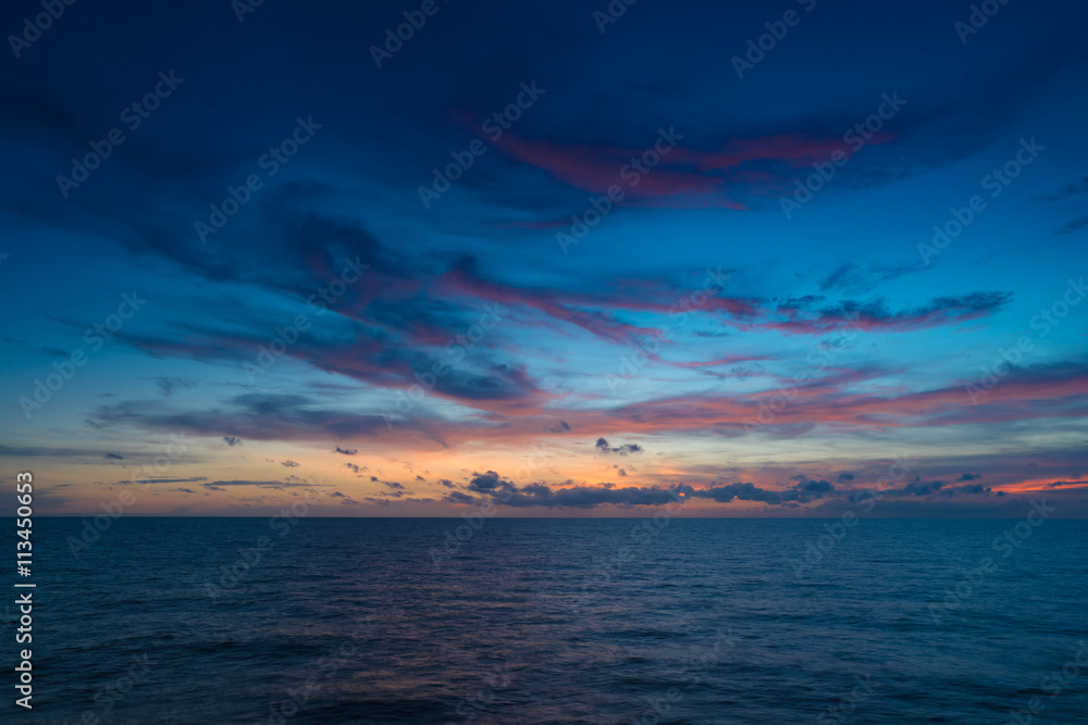 Naklejka premium Sea scape,Sun set at sea for background
