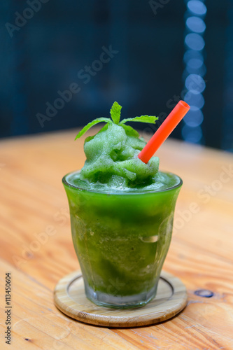 Obraz na płótnie Lime mint smoothie on wooden table w salonie