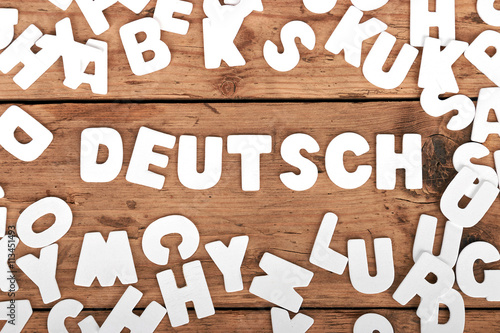 Wort Deutsch in Holzbuchstaben 