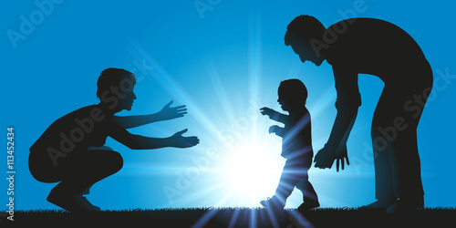 Un père et une mère apprennent à marcher à leur enfant qui fait ses premiers pas.