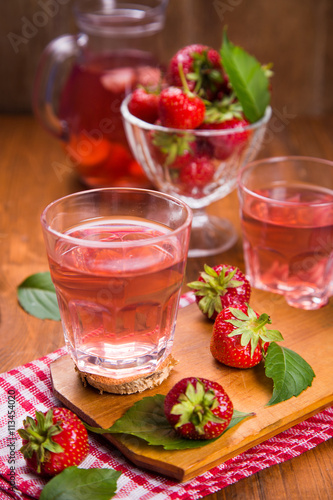 Obraz na płótnie hot strawberrys compote w salonie