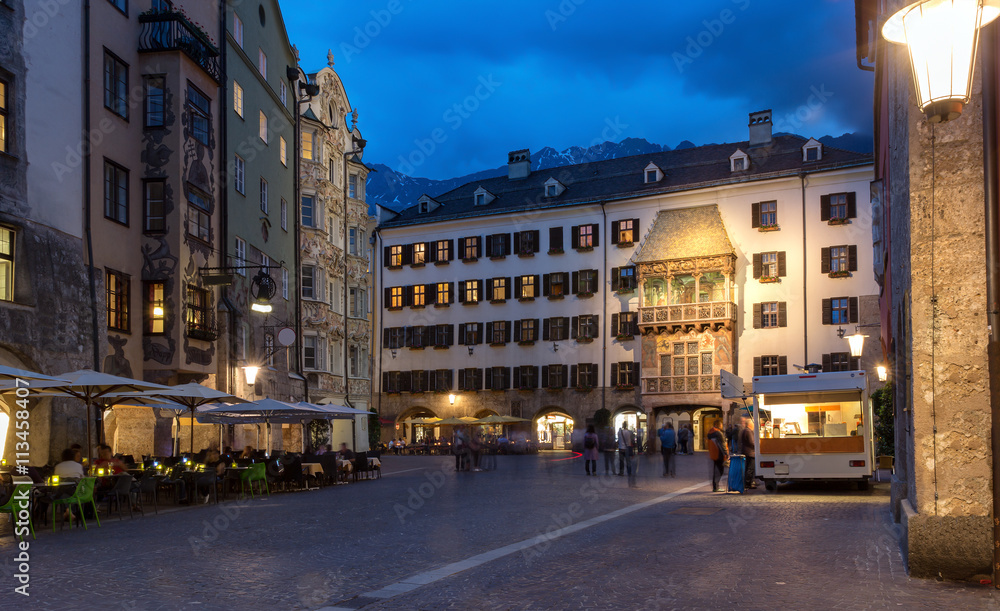 Platz am Goldenen Dach in Innsbruck bei Nacht