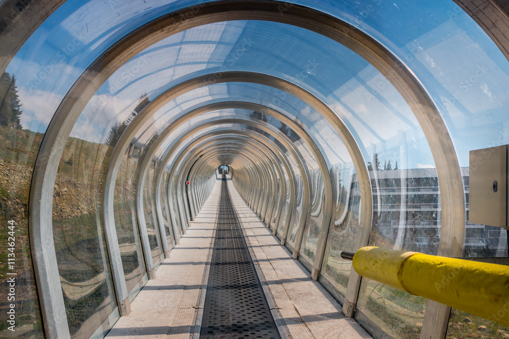 Le tunnel et les pistes de ski de Chamrousse en été
