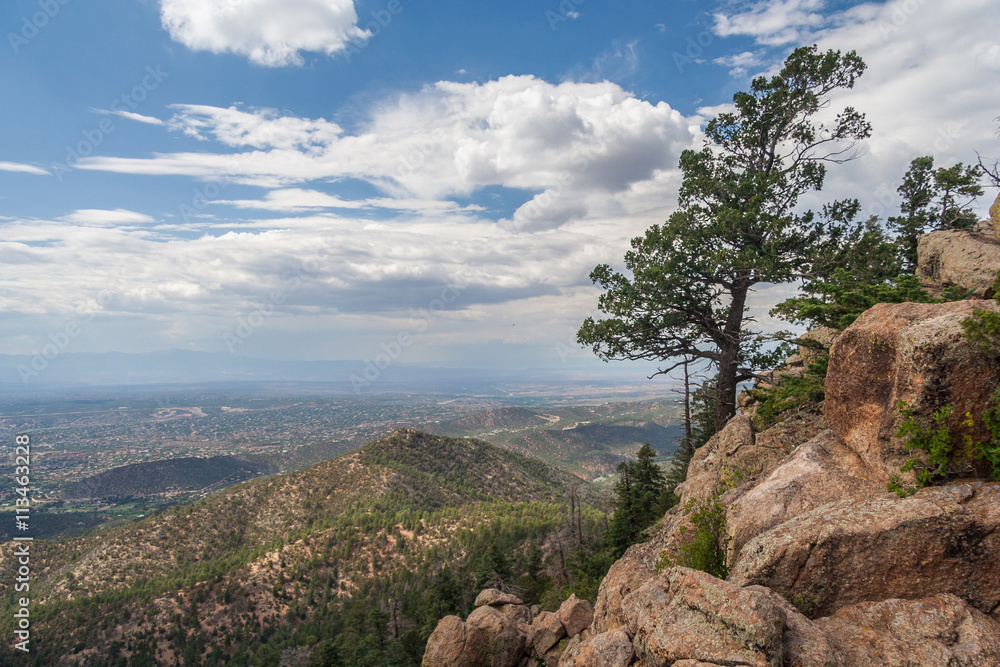 Naklejka premium Widok na Santa Fe w Nowym Meksyku z góry Atalaya