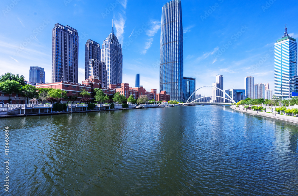 Naklejka premium Nowoczesne budynki i rzeka w miejskim mieście, tianjin w Chinach