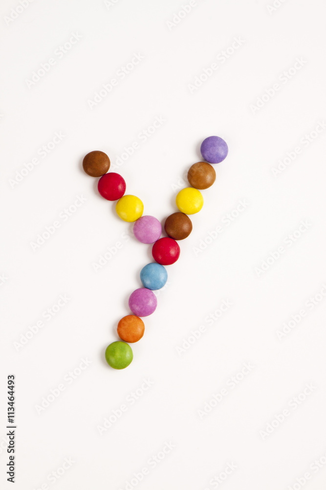 La lettera Y formata da coloratissimi confetti di cioccolato.