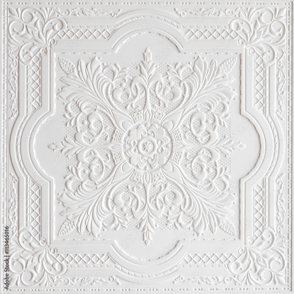 Obraz premium Patterns on the ceiling gypsum sheets of white flowers.