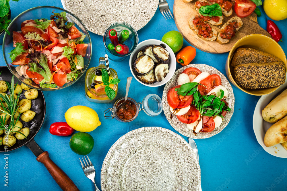 Schön gedeckter Tisch mit leckerem Essen aus einer Luftaufnahme Schön gedeckter Tisch mit leckerem Essen aus einer Luftaufnahme