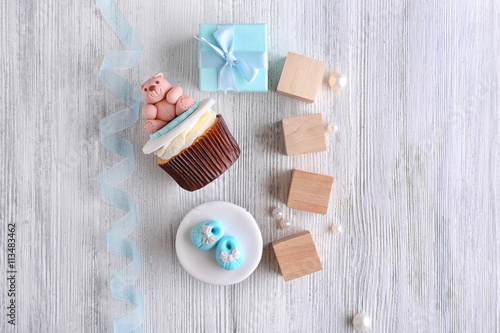 Delicious cupcakes with wooden cubes