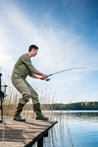 Angler fängt Fisch beim Angeln am See