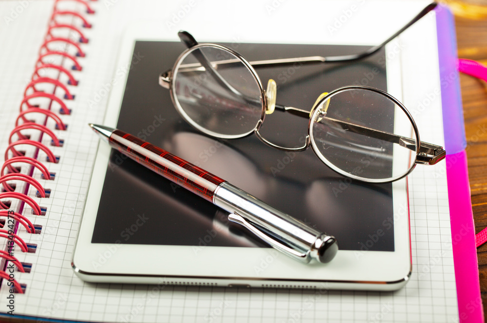 Business Objects office expanded in composition on a table