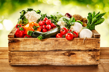 Papier peint photo Légumes Cagette en bois de légumes fermiers  © exclusive-design