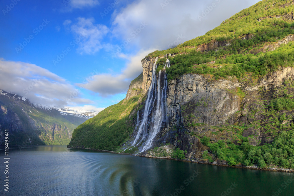 Fototapeta premium Der Sieben Schwestern Wasserfall am Geirangerfjord im Morgenlicht