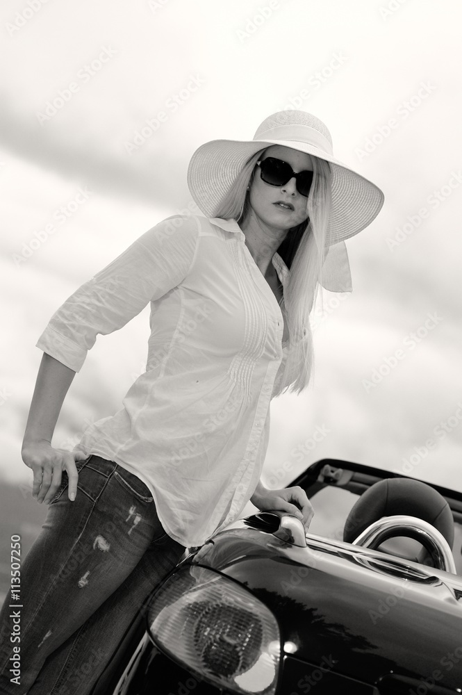 Junge blonde Frau mit Sonnenbrille, Hut und Cabrio Junge blonde Frau mit Sonnenbrille, Hut und Cabrio