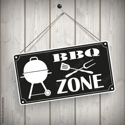 Holzwand mit einem Schild BBQ Zone